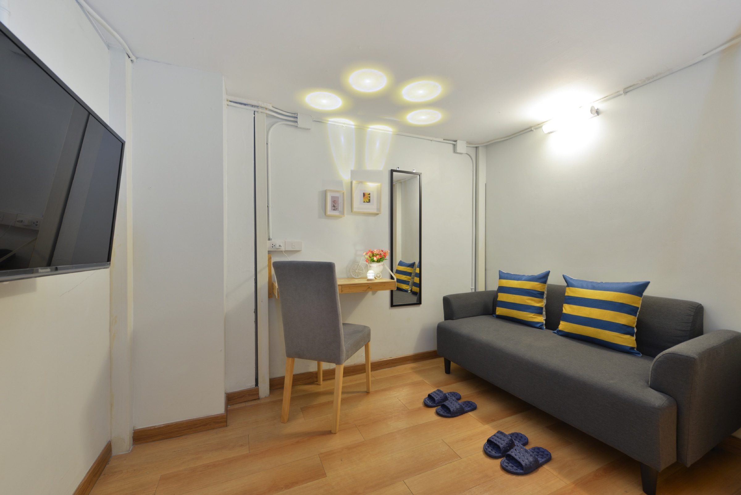 The lounge and TV of a Loft Studio at StayAt Bedever