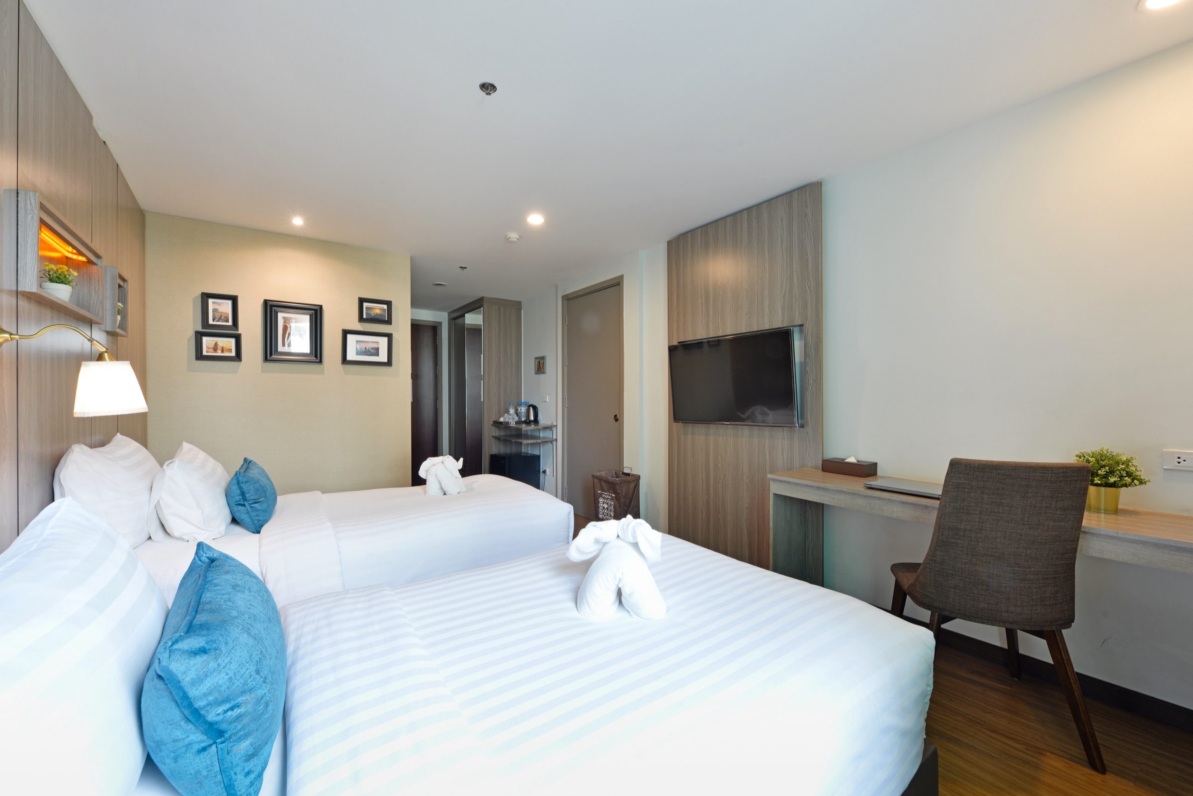 One of the twin rooms at StayAt Bedever, with two single beds, a TV and a desk